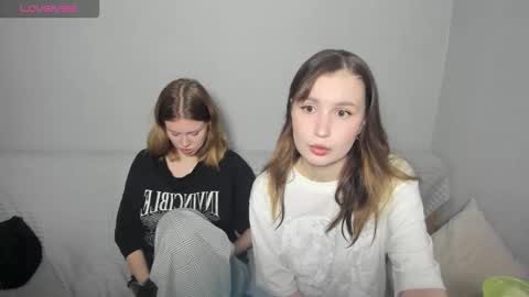 Veronica Tiia Lilith left to right online show from 09/25/25, 02:32