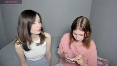 Veronica Tiia Lilith left to right online show from 09/29/25, 11:20