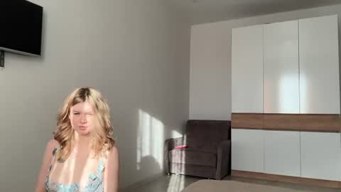 Veronica Tiia Lilith left to right online show from 07/22/26, 01:25