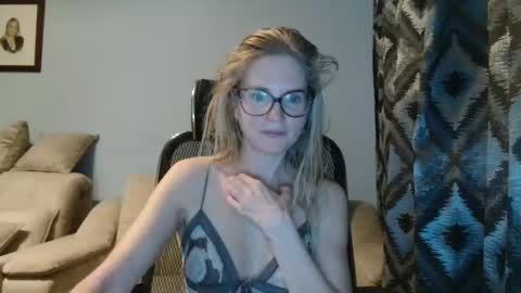 Snapshot of eva2323 chatting on 01/18/25, 03:20 eva2323 online show from 01/18/25, 03:20