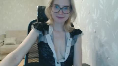 Snapshot of eva2323 chatting on 11/13/25, 06:01 eva2323 online show from 11/13/25, 06:01