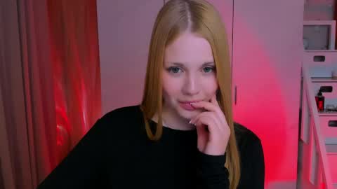 Snapshot of eva_ellis chatting on 04/30/26, 10:36 Eva online show from 04/30/26, 10:36