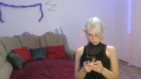 eva_forrest online show from 12/23/24, 08:25