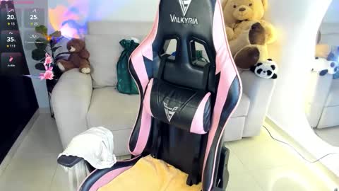 Snapshot of eva_lee18 chatting on 10/17/25, 01:31 Eva online show from 10/17/25, 01:31