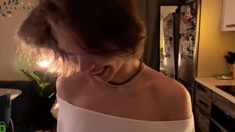 Snapshot of eva_natsumi chatting on 11/22/25, 03:33 Eva online show from 11/22/25, 03:33