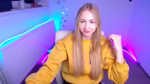 Snapshot of eva_oliviaa chatting on 10/18/25, 11:11 Eva online show from 10/18/25, 11:11