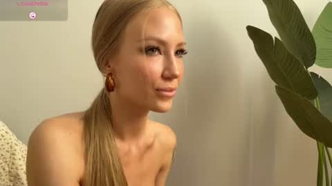 Snapshot of eva_vex chatting on 06/09/26, 04:24 Hello Im Eva online show from 06/09/26, 04:24