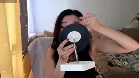 Snapshot of evadior chatting on 11/25/25, 07:08 Eva online show from 11/25/25, 07:08