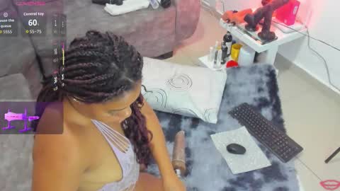 Snapshot of evahalston chatting on 11/05/25, 01:05 evahalston online show from 11/05/25, 01:05