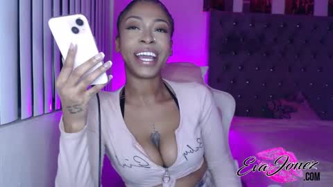 Snapshot of evajonez chatting on 01/23/25, 07:22 Eva online show from 01/23/25, 07:22
