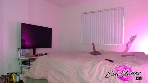 Snapshot of evajonez chatting on 10/09/25, 01:14 Eva online show from 10/09/25, 01:14