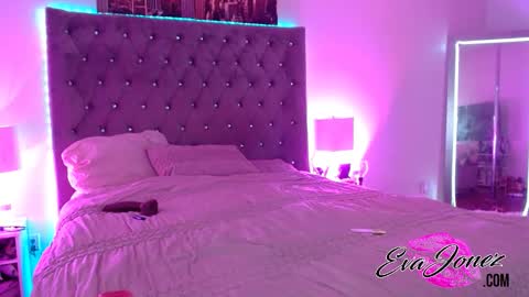 Snapshot of evajonez chatting on 10/21/25, 07:42 Eva online show from 10/21/25, 07:42