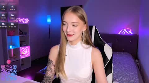 Snapshot of evamourr chatting on 05/17/26, 02:35 Eva online show from 05/17/26, 02:35