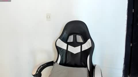 Snapshot of evanllelyne chatting on 10/10/25, 01:43 evanllelyne online show from 10/10/25, 01:43