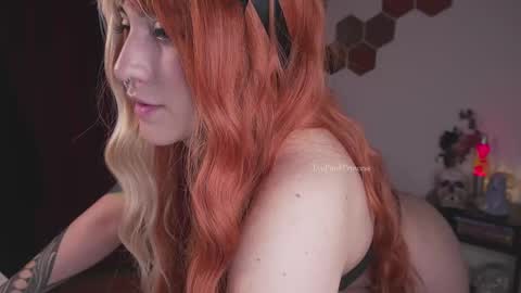 Snapshot of evapunkprincess chatting on 10/27/25, 11:36 Eva online show from 10/27/25, 11:36