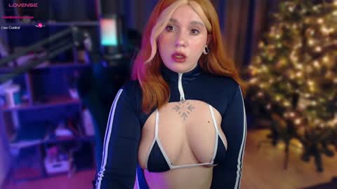 Snapshot of evaredmooon chatting on 12/17/24, 12:00 Moon online show from 12/17/24, 12:00