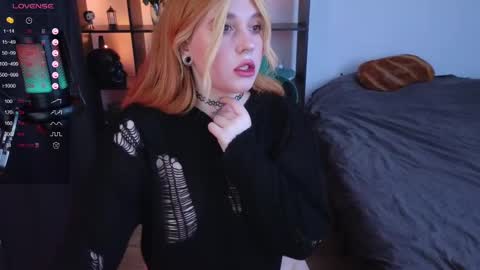 Snapshot of evaredmooon chatting on 02/17/25, 11:23 Moon online show from 02/17/25, 11:23