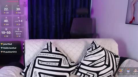 Snapshot of evee_e chatting on 11/08/25, 01:22 Evee online show from 11/08/25, 01:22