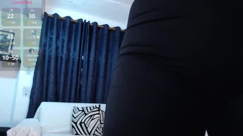 Snapshot of evee_e chatting on 11/25/25, 03:34 Evee online show from 11/25/25, 03:34