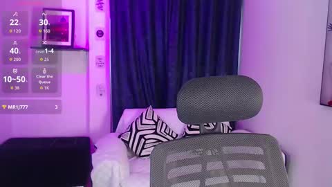 Snapshot of evee_e chatting on 12/03/25, 06:50 Evee online show from 12/03/25, 06:50