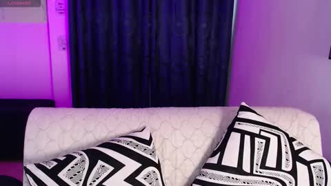 Snapshot of evee_e chatting on 12/13/25, 07:53 Evee online show from 12/13/25, 07:53