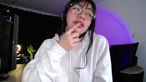Snapshot of eveelyn_20 chatting on 12/18/24, 05:59 Kissed by an angel IG evee lyn20 online show from 12/18/24, 05:59