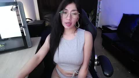 Snapshot of eveelyn_20 chatting on 02/19/25, 06:00 Kissed by an angel IG evee lyn20 online show from 02/19/25, 06:00