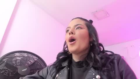 Snapshot of evelin__thompsson chatting on 04/07/26, 02:01 evelin__thompsson online show from 04/07/26, 02:01