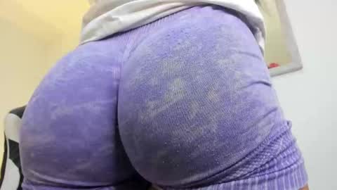 Snapshot of evelin_leroy chatting on 10/02/25, 12:01 BELLA online show from 10/02/25, 12:01