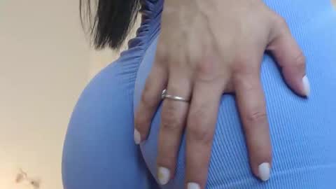 Snapshot of evelin_leroy chatting on 10/25/25, 12:02 BELLA online show from 10/25/25, 12:02