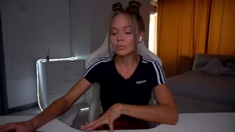 Evelina online show from 06/12/26, 11:42