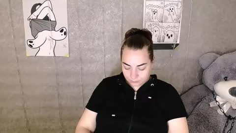 Snapshot of evelineli chatting on 11/02/25, 04:26 Lydia online show from 11/02/25, 04:26