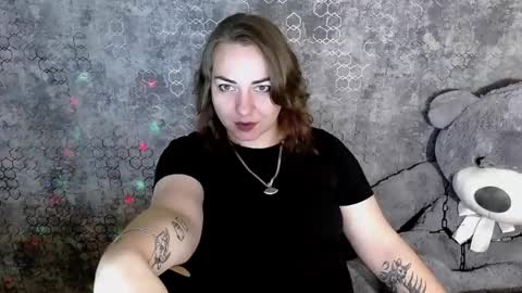 Snapshot of evelineli chatting on 11/15/25, 05:16 Lydia online show from 11/15/25, 05:16