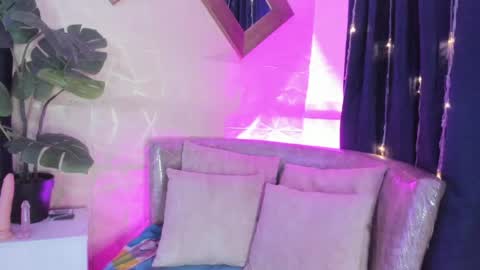 Snapshot of evelyn__rose1 chatting on 04/10/26, 05:23 evelyn__rose1 online show from 04/10/26, 05:23
