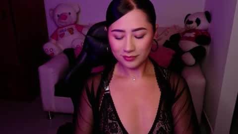 Snapshot of evelyn_ch_ chatting on 11/11/25, 11:10 Evelyn online show from 11/11/25, 11:10