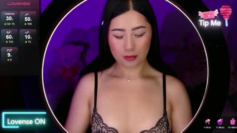 Snapshot of evelyn_ch_ chatting on 11/26/25, 10:49 Evelyn online show from 11/26/25, 10:49