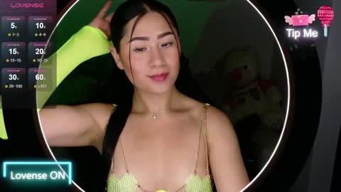 Snapshot of evelyn_ch_ chatting on 11/27/25, 11:01 Evelyn online show from 11/27/25, 11:01