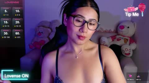 Snapshot of evelyn_ch_ chatting on 11/28/25, 11:24 Evelyn online show from 11/28/25, 11:24