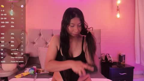 Snapshot of evelyn_flores1 chatting on 10/27/25, 02:59   online show from 10/27/25, 02:59