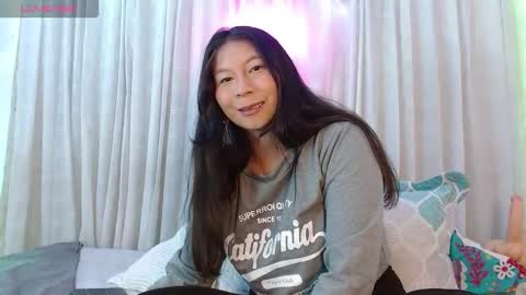 Snapshot of evelyn_flores1 chatting on 12/21/25, 03:46 online show from 12/21/25, 03:46