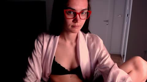 Snapshot of evelyn_gg chatting on 05/19/26, 11:27 Evelyn online show from 05/19/26, 11:27