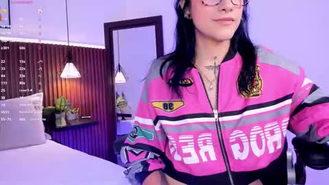 Snapshot of evelyn_samantha chatting on 10/19/25, 02:12 evelyn online show from 10/19/25, 02:12