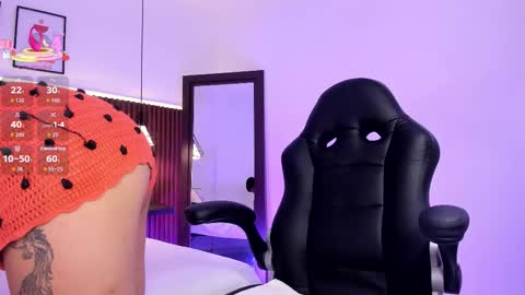 Snapshot of evelyn_samantha chatting on 10/23/25, 02:11 evelyn online show from 10/23/25, 02:11