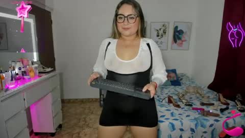 Snapshot of evelyn_squirts chatting on 06/01/26, 10:44 Evelyn online show from 06/01/26, 10:44