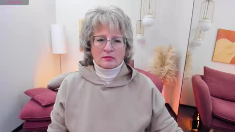 Snapshot of evelynblissful chatting on 09/29/25, 05:01 Evelyn online show from 09/29/25, 05:01