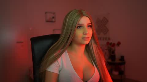 evelyncage_ online show from 12/15/24, 06:59