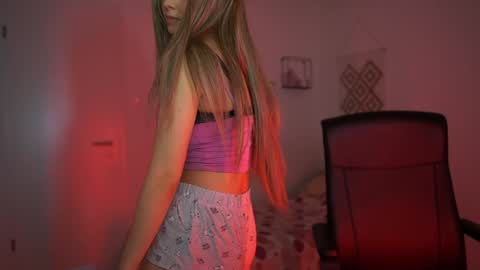 evelyncage_ online show from 12/18/24, 07:30