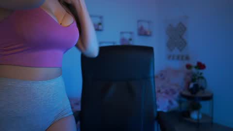 evelyncage_ online show from 02/02/25, 10:06