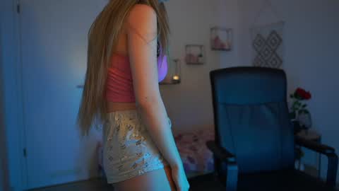 evelyncage_ online show from 02/04/25, 10:13