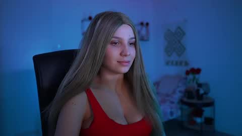 evelyncage_ online show from 03/04/25, 10:16